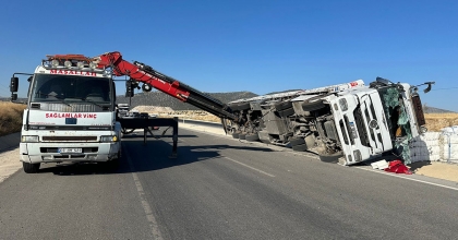 BOŞ ÇUVAL TAŞIYAN TIR DEVRİLDİ, 3 KİŞİ YARALANDI