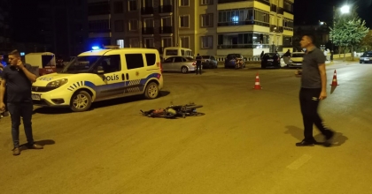 ÇARPIŞAN İKİ MOTOSİKLETTEN BİRİ PARÇALANDI, 4 KİŞİ YARALANDI