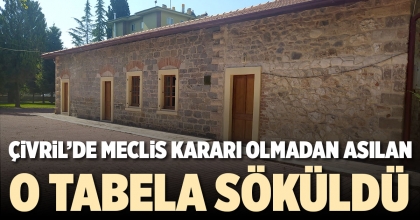 ÇİVRİL’DE MECLİS KARARI OLMADAN ASILAN O TABELA SÖKÜLDÜ 