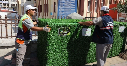 ÇÖP KONTEYNERLERİ SUNİ ÇİM İLE KAPLANIYOR  