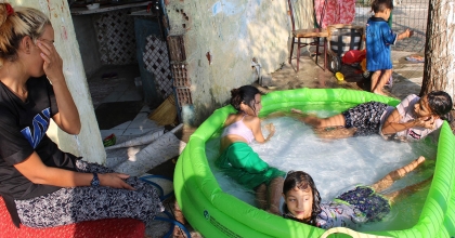 DENİZE GİDEMEYİNCE, ŞİŞME HAVUZDA SERİNLEDİLER