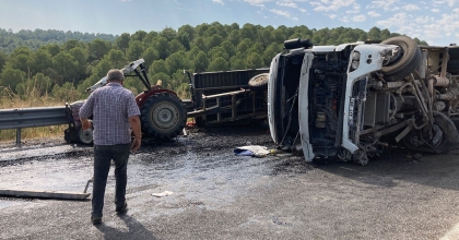 DEVRİLEN KAMYON TRAKTÖRE ÇARPTI: 1 ÖLÜ 4 YARALI