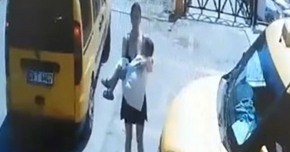 EPİLEPSİ NÖBETİ GEÇİREN ÇOCUĞU TAKSİCİLERİN ISLAK DİYE ALMADIĞI İDDİASI