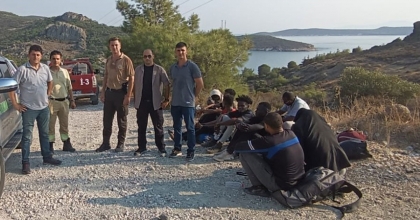 FOÇA'DA 48 DÜZENSİZ GÖÇMEN YAKALANDI  