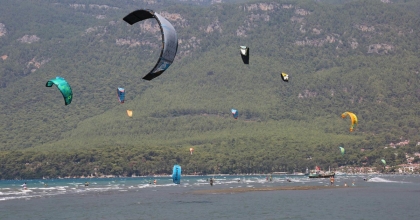 GÖKOVA KÖRFEZİ'Nİ KİTESURFÇÜLER RENKLENDİRİYOR