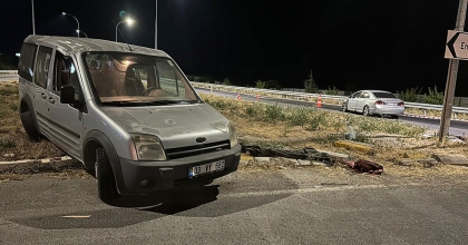HAFİF TİCARİ ARAÇ İLE OTOMOBİL ÇARPIŞTI: 9 YARALI 
