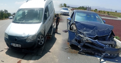 HAFİF TİCARİ ARAÇ İLE OTOMOBİLİN ÇARPIŞTIĞI KAZADA 6 KİŞİ YARALANDI