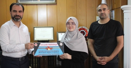 HAFIZLIK YARIŞMASI BÖLGE BİRİNCİSİ ZEYNEP ARSLANBOĞA'YA ÖDÜL
