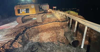 İSALE HATTI PATLADI, YOL ÇÖKTÜ  