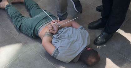 ZİHİNSEL ENGELLİ KİŞİNİN ATEŞ ETTİĞİ KADIN YARALANDI