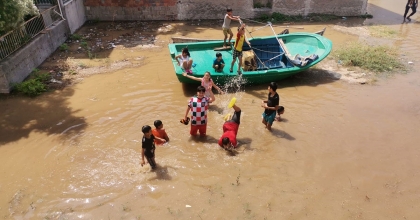 İZMİR’DE ANA SU BORUSU PATLADI: ÇOCUKLAR BOŞ ARSADA YÜZDÜ