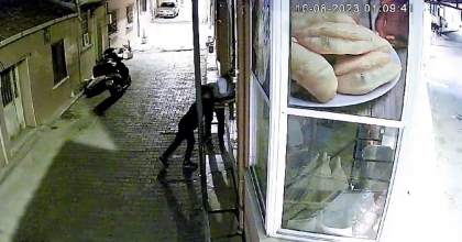 İZMİR’DE BİR GECEDE 3 İŞ YERİNİ SOYDULAR, SERBEST KALDILAR