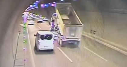 İZMİR’DE DAMPERİ AÇIK UNUTULAN KAMYONUN YAPTIĞI KAZA KAMERADA