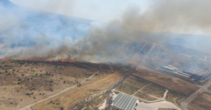 İZMİR'DE MAKİLİK ALANDA YANGIN  