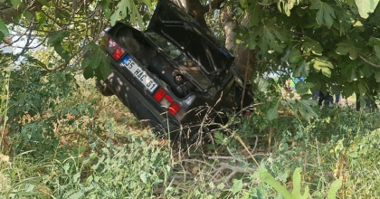 İZMİR’DE OTOMOBİL ŞARAMPOLE UÇTU: 2 ÖLÜ