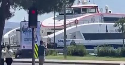 İZMİR'DE YOLCU GEMİSİNİN KIYIYA ÇARPMA ANI KAMERADA