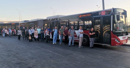 İZMİR'DEKİ GREVDE 2. GÜN: DURAKLAR DOLDU TAŞTI, TRAFİK FELÇ OLDU