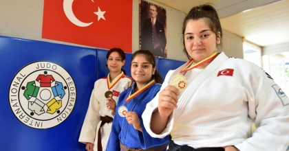 İZMİR’İN ALTIN KIZI SEMA METE 