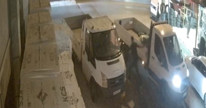 KAMYONETTEKİ KUZENİNE KURŞUN YAĞDIRDI, O ANLAR KAMERAYA YANSIDI  