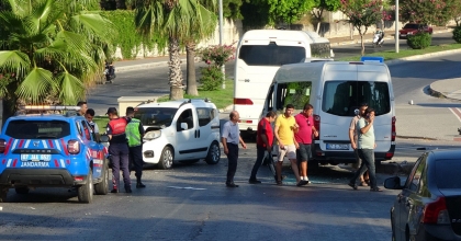 ANTALYA'DA OTEL SERVİS OTOBÜSÜ 2 ARACA ÇARPTI: 6 YARALI