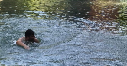 MAHALLE HALKI AKARSU ÜZERİNDE KURULAN HAVUZDA SERİNLİYOR