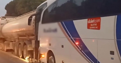 MANİSA’DA YOLCU OTOBÜSÜ TANKERE ÇARPTI: 21 YARALI