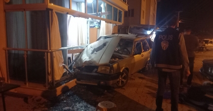 GEDİZ'DE EHLİYETSİZ SÜRÜCÜ BALKONA DALDI