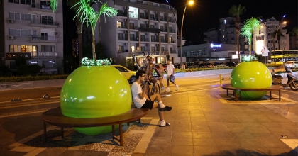 MARMARİS'TE DEV SAKSILAR İLGİ ÇEKTİ