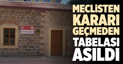 MECLİSTEN KARARI GEÇMEDEN TABELASI ASILDI
