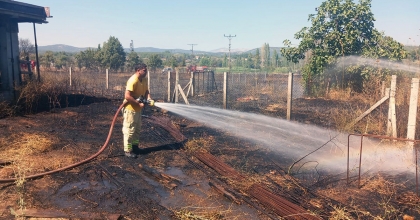 MENTEŞE’DE ARAZİ YANGINI BÜYÜMEDEN SÖNDÜRÜLDÜ
