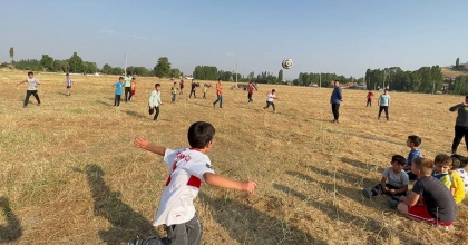 MİNİKLERİN TEK İSTEDİĞİ KÖYLERİNE HALI SAHA YAPILMASI  