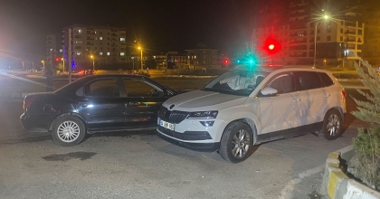 UŞAK’TA İKİ OTOMOBİL KAVŞAKTA ÇARPIŞTI: 5 YARALI   