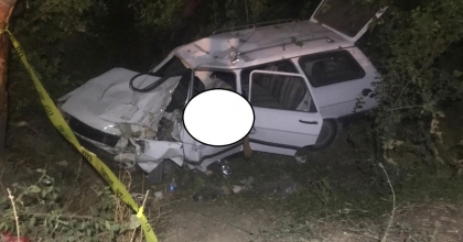 ŞARAMPOLE GİRİP AĞACA ÇARPAN OTOMOBİLDE 2 KİŞİ ÖLDÜ, 1 KİŞİ YARALANDI