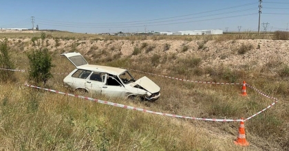 ŞARAMPOLE YUVARLANAN ARACINDAN SAĞ ÇIKTI, YARDIM İSTERKEN TIR ÇARPINCA ÖLDÜ