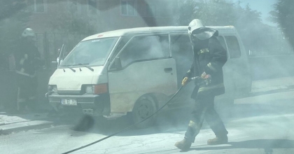 SEYİR HALİNDEKİ KAMYONETTE ÇIKAN YANGIN PANİĞE NEDEN OLDU   