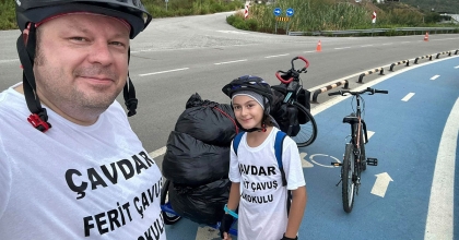 SÖKELİ BABA-OĞUL, BİSİKLETLE KARDEŞ OKULA ULAŞTI   