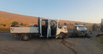 SÜRÜCÜ DEĞİŞTİRMEK İSTEYEN KAMYONETE OTOMOBİL ÇARPTI, 2 KİŞİ ÖLDÜ   