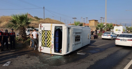 TURGUTLU'DA İŞÇİ SERVİSİ DEVRİLDİ: 20 İŞÇİ YARALANDI