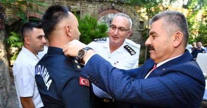 UŞAK'TA TERFİ EDEN ASKERLERE RÜTBELERİNİ VALİ ERGÜN TAKTI