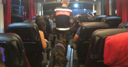 UYUŞTURUCU İLE OTOBÜS YOLCULUĞUNA JANDARMA ‘DUR’ DEDİ  