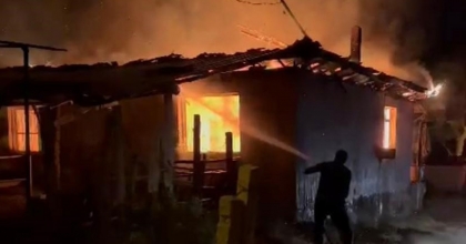 YANAN EVDEN ANNE VE ÇOCUKLARI SON ANDA KURTARILDI