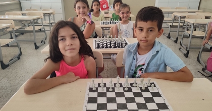 YAZ TATİLİNDE SATRANÇ ÖĞRENDİLER