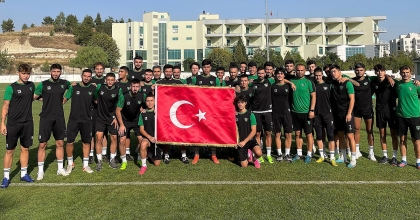 ZAFER BAYRAMI’NI TÜRK BAYRAĞI’YLA KUTLADILAR