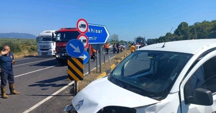 MANİSA'DA TRAFİK KAZASI: 3'Ü YABANCI UYRUKLU 4 YARALI