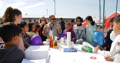 DEÜ’DEN DEPREM BÖLGESİNDE UMUDA YOLCULUK: ‘HEPİMİZ ÇOCUKTUK’