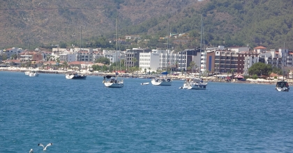MARMARİS'TE DENİZDEKİ TEKNELERİN ÇOKLUĞU DİKKAT ÇEKİYOR