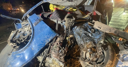 KARŞI ŞERİDE GEÇEN OTOMOBİL ORTALIĞI SAVAŞ ALANINA ÇEVİRDİ: 4 YARALI  