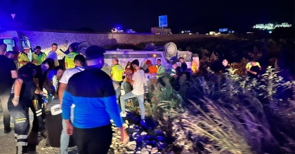 AKHİSAR’DA İŞÇİ SERVİSİ TARLAYA UÇTU: 12 YARALI