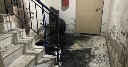 APARTMANDAKİ YOĞUN DUMAN VATANDAŞLARI SOKAĞA DÖKTÜ