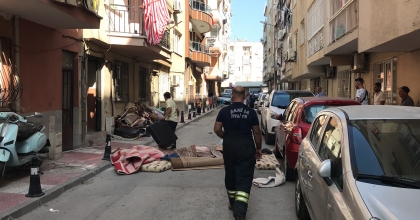 ARKADAŞLARINA KIZIP EŞYALARI SOKAĞA DÖKTÜ